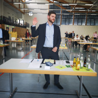 Kreisrat Jan-Michael Fischer legt den Amtseid ab