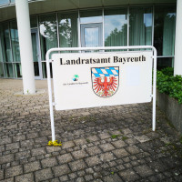 Wappen des Landkreises Bayreuth vor dem Gebäude des Sitzungssaals