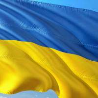 Die Flagge der Ukraine weht im Wind mit Sonnenschein